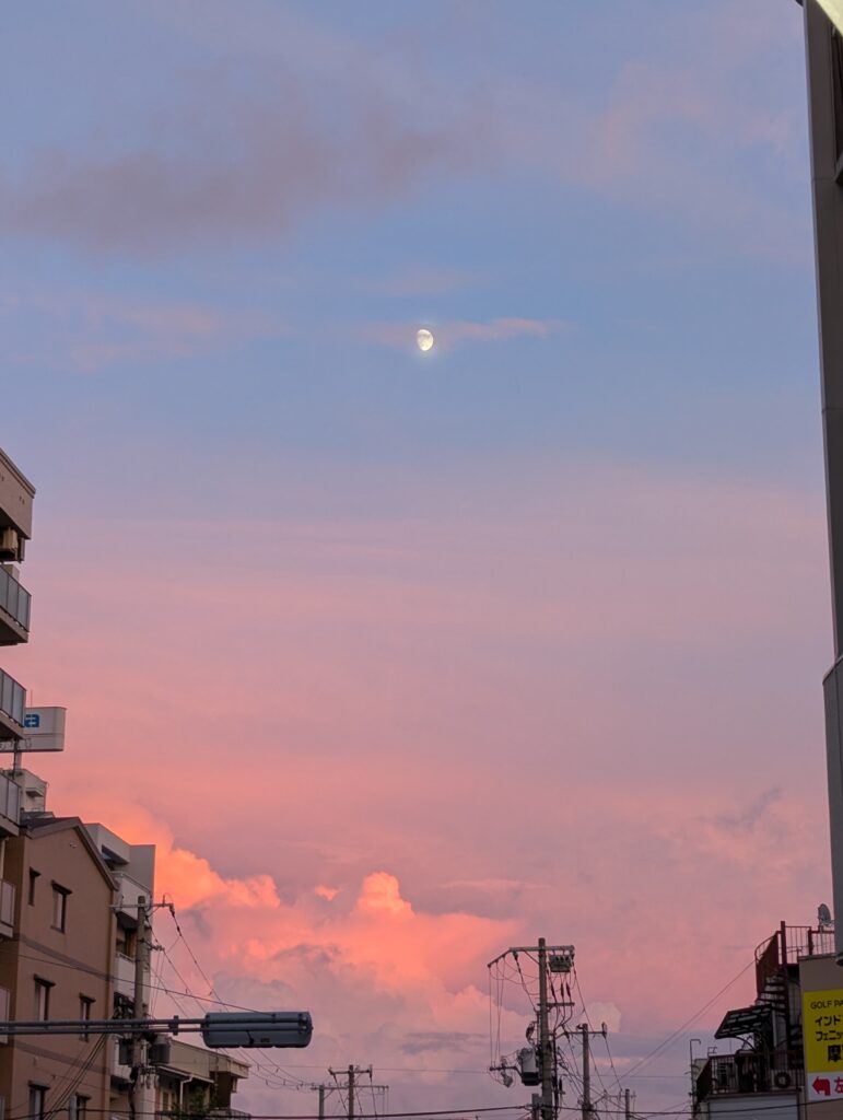 夕焼けの入道雲と月